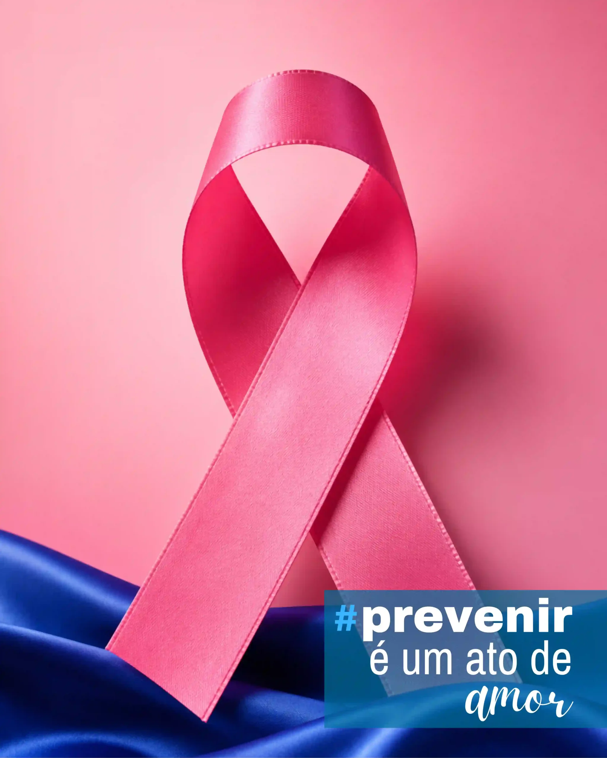 Laço rosa em destaque sobre fundo rosa e azul, representando o Outubro Rosa e a importância da prevenção e do diagnóstico precoce do câncer de mama.
