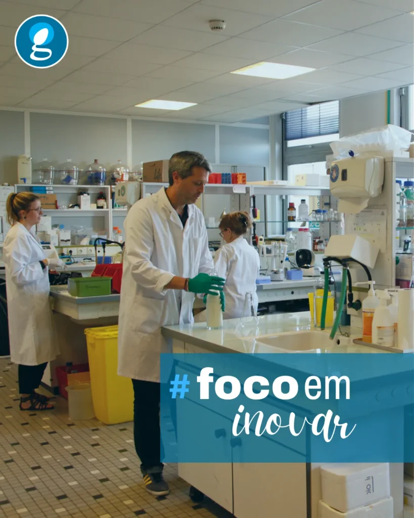 Equipe de laboratório da GENEPRO desenvolvendo tecnologias para inseminação artificial de suínos